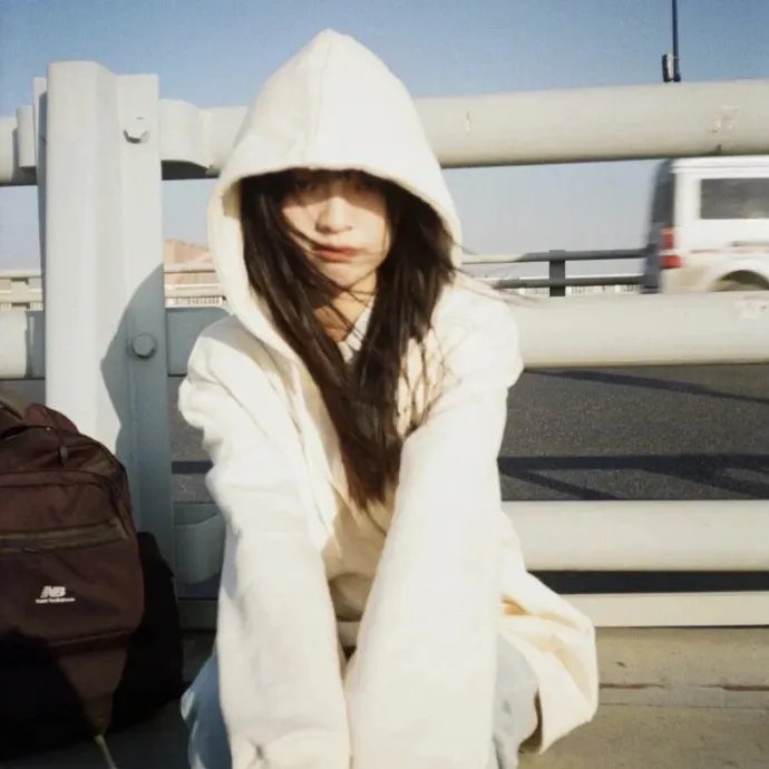 坐推土机的少女